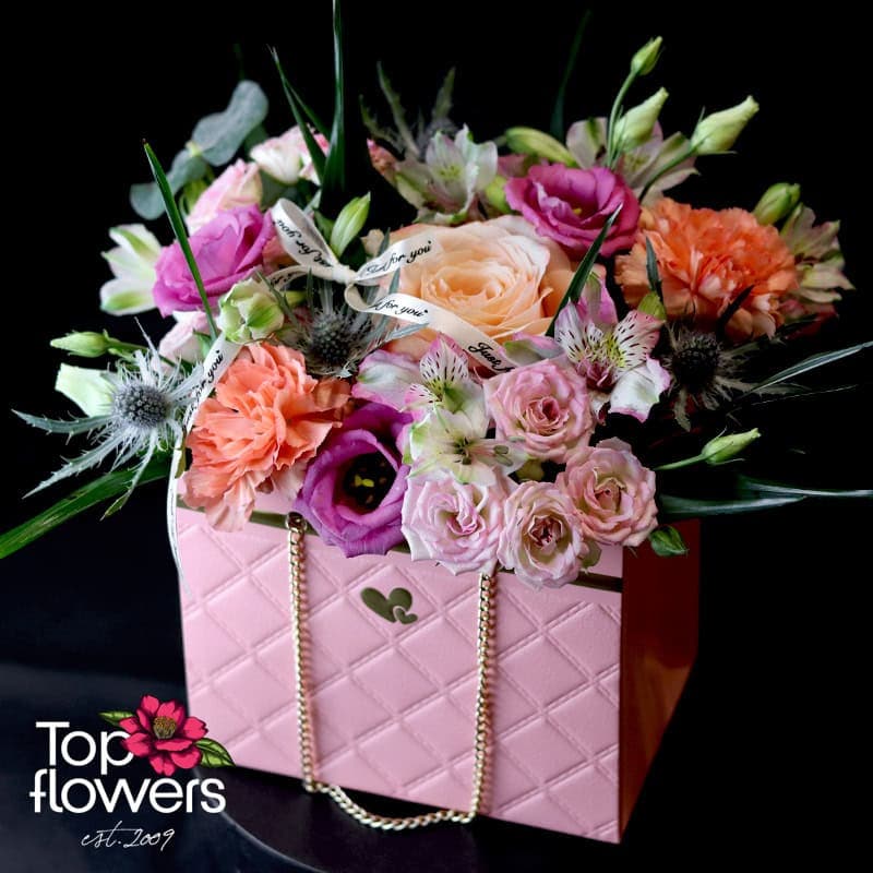 Нежна Аранжировка в Розова Чантичка