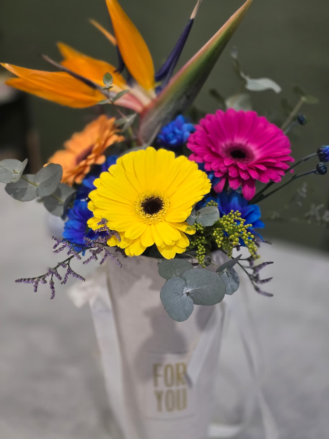 Аранжировка със стрелиция, цветни гербери и хризантема - изображение 1