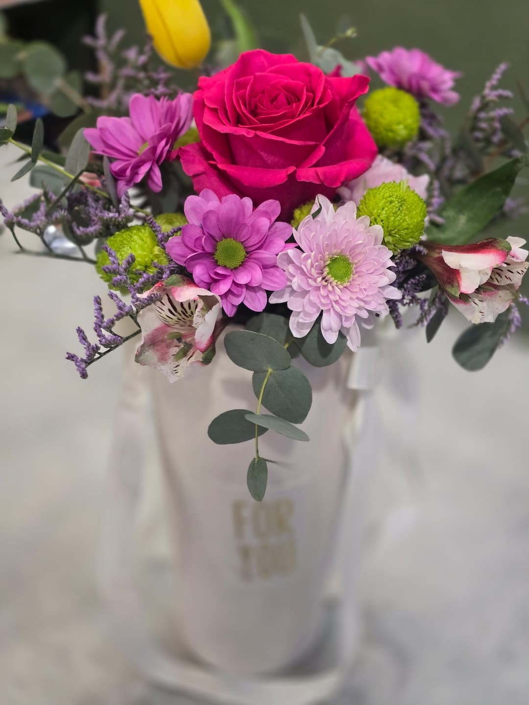 Аранжировка с роза, лале и хризантема - изображение 1