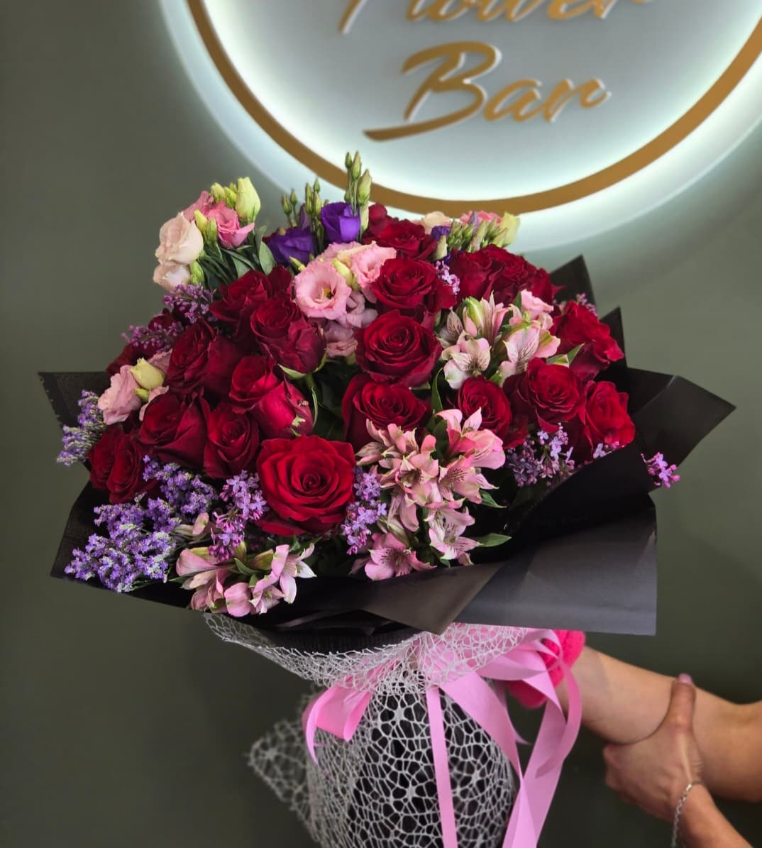 Букет от рози, еустома и астромелия - изображение 1