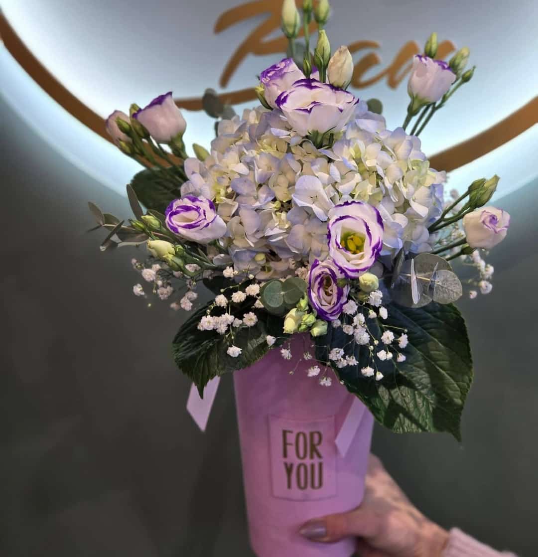 Кутия с хортензия, еустома и гипсофил