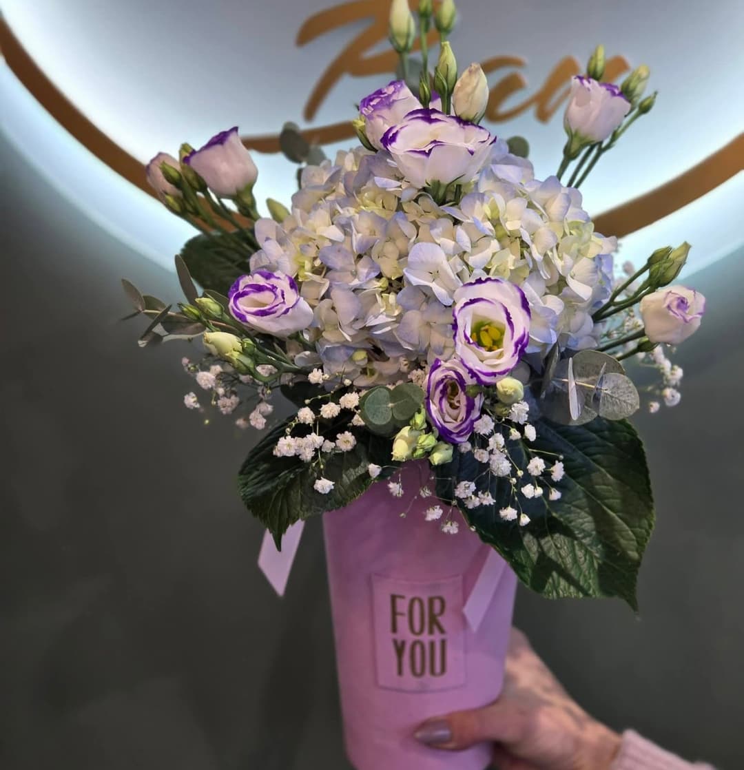 Кутия с хортензия, еустома и гипсофил - изображение 1