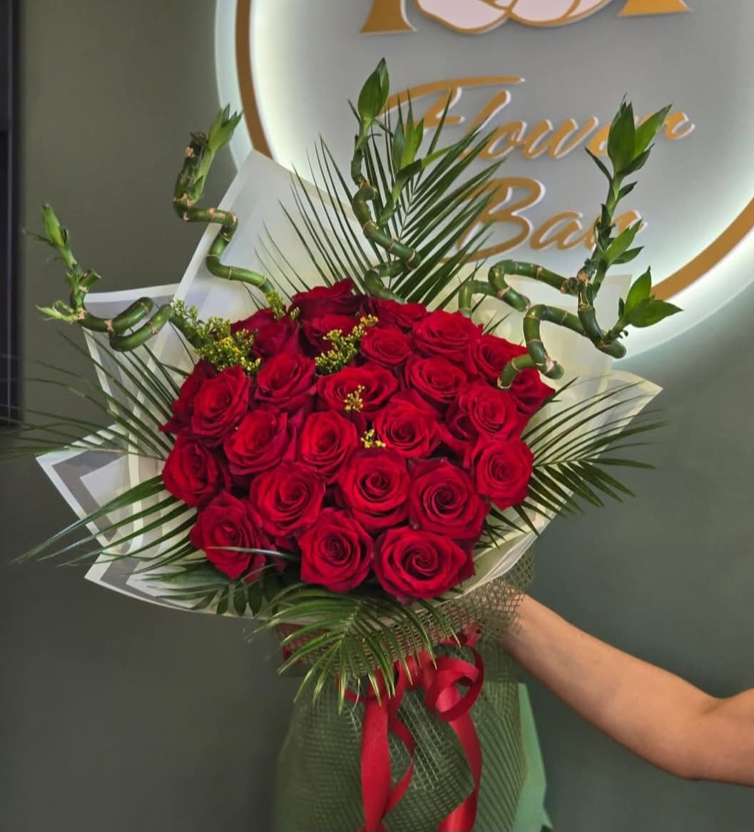 25 червени рози с бамбук - изображение 1