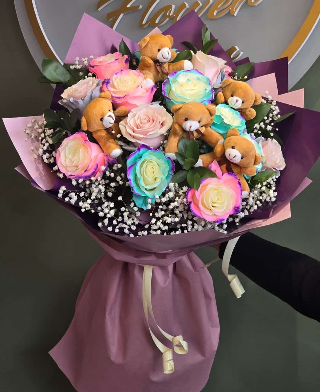 Букет от 11 пъстри рози с мечета