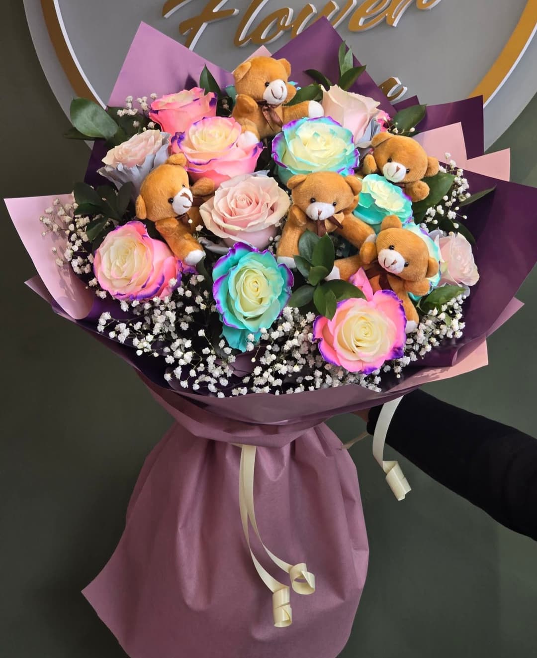 Букет от 11 пъстри рози с мечета - изображение 1