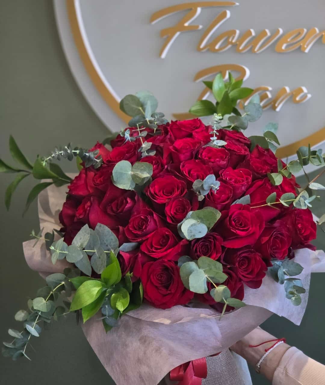 Букет от 31 червени рози с евкалипт