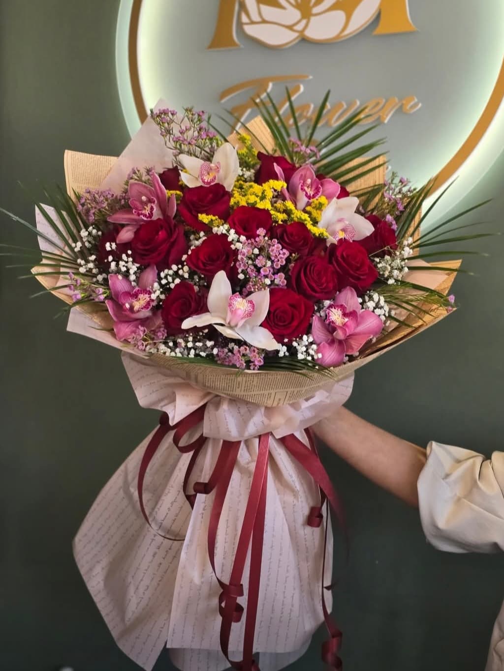 Букет от 15 рози и орхидеи - изображение 1